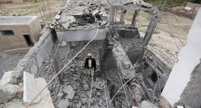 Un hombre camina sobre los restos de un colegio alcanzado en un bombardeo saud&iacute;.