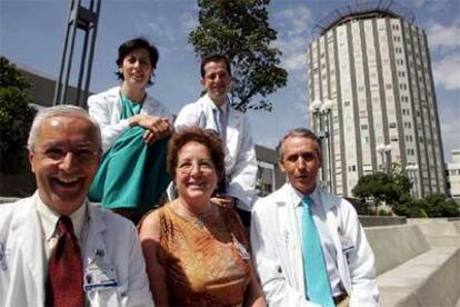El equipo médico de trasplante renal con donante vivo del hospital La Paz de Madrid, delante del centro.