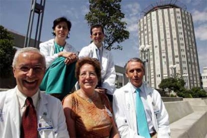 El equipo médico de trasplante renal con donante vivo del hospital La Paz de Madrid, delante del centro.