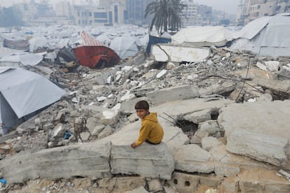 Un niño palestino se sienta entre los escombros de los edificios destruidos por los ataques israelíes, este jueves en Gaza. 