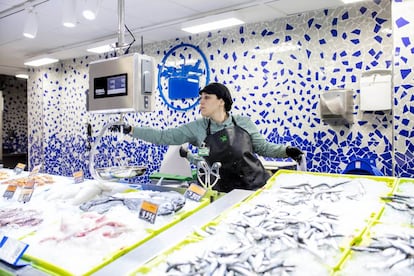 Trencadís elaborado por la Fundación Capacis en la pescadería de una de las tiendas de Mercadona en Madrid.