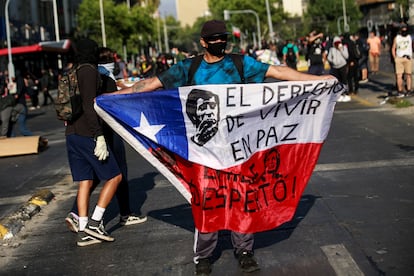 Un manifestante sostiene una bandera durante una protesta el 18 de octubre 2019, en Santiago (Chile).