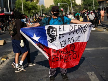 Un manifestante sostiene una bandera durante una protesta contra el presidente de Chile, Sebastián Piñera, en el centro de Santiago.