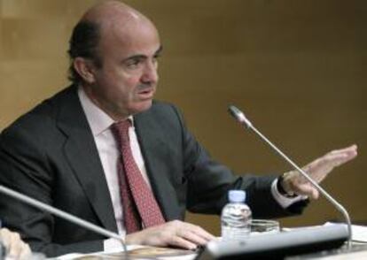 El ministro de Economía, Luis de Guindos, durante la rueda de prensa ofrecida con el secretario general de la Organización para la Cooperación y el Desarrollo Económico (OCDE), Angel Gurría, para presentar el Informe Económico sobre España que ha elaborado la OCDE.