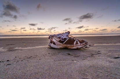 Un par de zapatillas olvidadas en una playa.