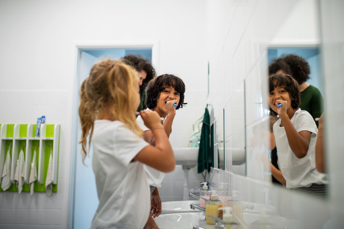 ¿Por qué es importante que los niños se cepillen los dientes en el colegio?