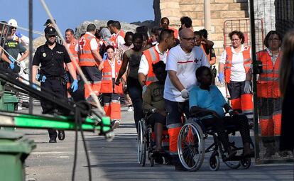 Llegada al puerto de Almería de cien migrantes resctados este fin de semana en el mar de Alborán. EFE/ Carlos Barba