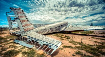 Uno de los aviones del museo Pima en pleno desierto de Arizona (EE UU)