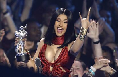 Cardi B muestra su alegría por el premio al Mejor Hip Hop obtenido con 'Money'.