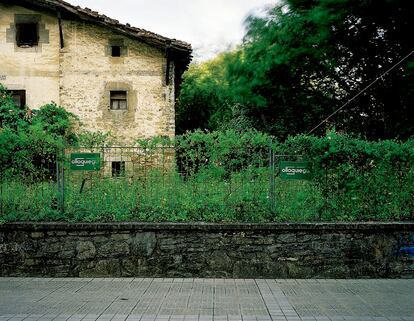 A las 8.45 del <b>26 de junio de 1985</b>, el cartero <b>Estanislao Galíndez</b>, de 63 años, fue asaltado frente a este caserío de la calle Mendiko, en Amurrio (Álava). Se dirigía a la oficina de correos en bicicleta. Le mataron de tres disparos.