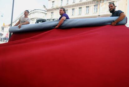 Trabajadores preparan la alfombra roja del festival de cine de Sarajevo, el pasado 9 de agosto.