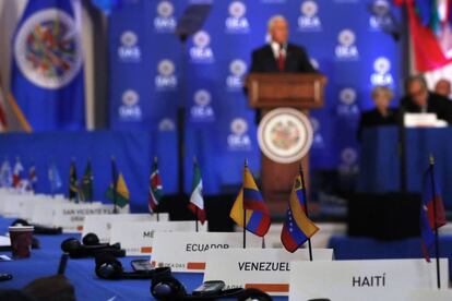 El vicepresidente de EE UU, Mike Pence, este lunes, frente a varias banderas de países de latinoamericanos.