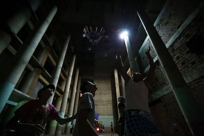 Las familias pagan unos 200 bolívares mensualmente, que ayudan a financiar las patrullas de seguridad las 24 horas. En la imagen, unos jóvenes juegan al baloncesto en el garaje del edificio. Fotografía tomada el 3 de febrero de 2014.