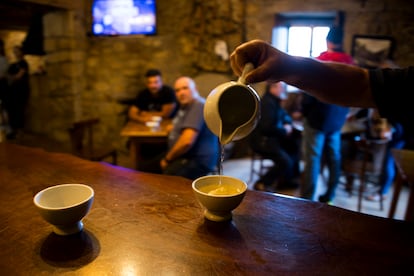Tazas de vino en un furancho de Meis (Pontevedra), afectado por las normativas.