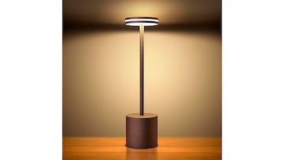 Lámpara inalámbrica para mesita de noche sobre fondo blanco.