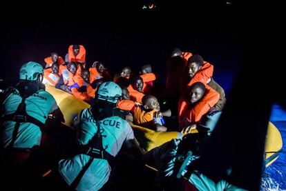 Miembros de SOS Mediterranée rescatan a unos migrantes, la noche de este sábado.