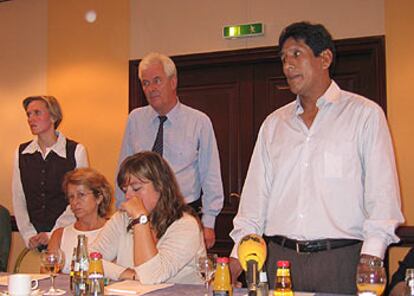 El armador Peter Kraemer (de pie, en el centro), junto a algunas víctimas del 11-M, en un hotel de Hamburgo.