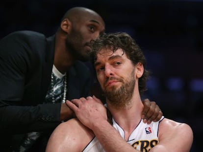Bryant consuela a Gasol tras la eliminación ante San Antonio