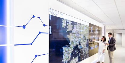 Dos trabajadores del grupo Sesé en la sala de tráfico donde se controlan los movimientos de la flota. 