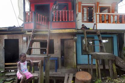 Habitantes de la calle San Francisco en su vivienda palafítica de madera.