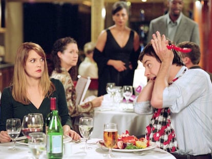Drew Barrymore y Jimmy Fallon montando una escena en un restaurante en la película 'Amor en juego' (2005).