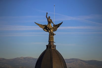 Otra de las siete estatuas de fénix que hay en Madrid; esta sobre Gran Via 68.