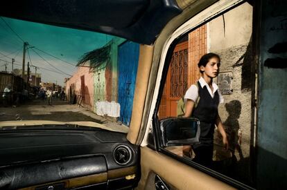 El fotógrafo Daniel Duart retrata las ciudades desde un taxi. En la imagen, una niña vuelve del colegio en Marrakech. Finalista en la categoría de 'Viajes' (© Daniel Duart, España, Competencia Profesional 2013 Sony World Photography Awards)