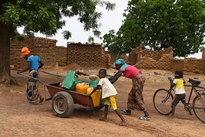 En la imagen, una mujer y varios niños recogen agua en el pueblo de Songnaba, en la región norte de Burkina Faso.

En África, una mujer rural promedio viaja más de 10 kilómetros todos los días para transportar hasta 60 litros de agua.
Las niñas se ven obligadas a abandonar la escuela para ayudar en las tareas del hogar, y los efectos del cambio climático están acentuando este flagelo.

En el Sahel burkinés, solo una de cada dos personas (58,5%) tiene acceso a agua potable.