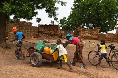 En la imagen, una mujer y varios niños recogen agua en el pueblo de Songnaba, en la región norte de Burkina Faso.

En África, una mujer rural promedio viaja más de 10 kilómetros todos los días para transportar hasta 60 litros de agua.
Las niñas se ven obligadas a abandonar la escuela para ayudar en las tareas del hogar, y los efectos del cambio climático están acentuando este flagelo.

En el Sahel burkinés, solo una de cada dos personas (58,5%) tiene acceso a agua potable.