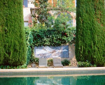 Las piscina de La Colombre d'Or con un mural de mosaico en la pared. |