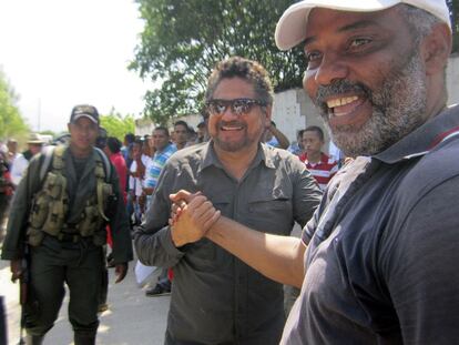 Ivan Marquez (izquierda), jefe de la delegaci&oacute;n en La Habana de las FARC, junto a un guerrillero armado en El Conejo, La Guajira (Colombia)