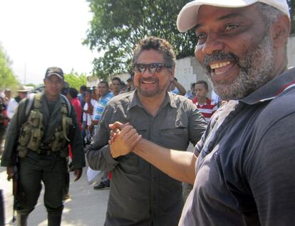 Ivan Marquez (izquierda), jefe de la delegaci&oacute;n en La Habana de las FARC, junto a un guerrillero armado en El Conejo, La Guajira (Colombia)
