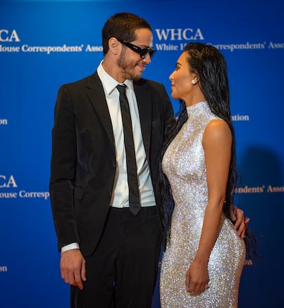 Pete Davidson y Kim Kardashian en su primera aparición como pareja en una alfombra roja. Fue en ocasión de la cena anual de corresponsales de la Casa Blanca, celebrada en Washington el 30 de abril de 2022.