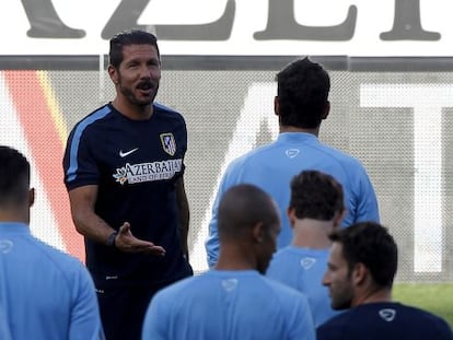 Simeone bromea con sus jugadores durante el entrenamieto de ayer en el Vicente Calderón.