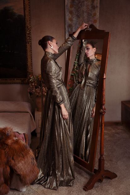 Abrigo de pelo (c.&nbsp;p.&nbsp;v.) y vestido (2.960&nbsp;&euro;), ambos de Blumarine, y pendientes de Stroili (59,90&nbsp;&euro;).