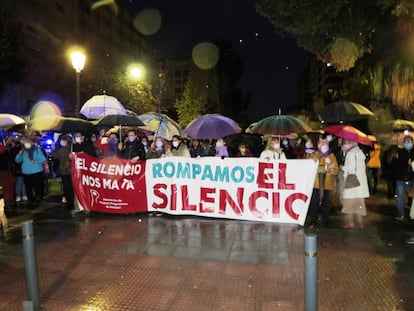 Varios miles de personas han desafiado a la lluvia en la manifestación contra la violencia machista en Bilbao, la más numerosa de cuantas se han celebrado en el País Vasco, donde en lo que va de año han sido asesinadas cinco mujeres.