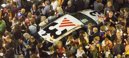 Una unidad móvil de TV3 sigue una manifestación independentista.