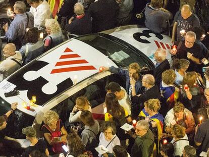 Una unidad m&oacute;vil de TV3  sigue una manifestaci&oacute;n independentista.