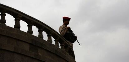 Un soldado en Sav&aacute;, capital de Yemen