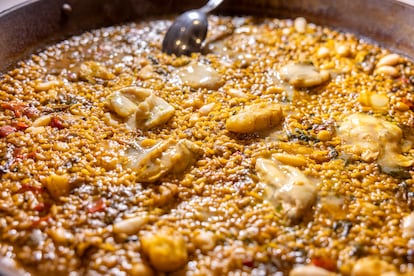 Arroz "empedrao" con cocochas de bacalao del Restaurante Al D'Emilio, en Vila-real.
