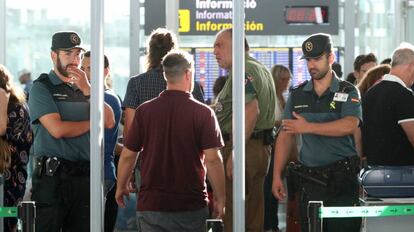 Agentes de la Guardia Civil, en el control de seguridad del aeropuerto de El Prat.