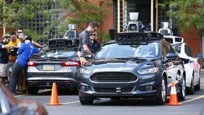 Empleados de Uber prueban el coche sin conductor en Pittsburgh.