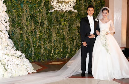 La boda de la actriz china Angelababy costó 28 millones de euros y se convirtió en la boda del año en el país. Aunque no se sabe el precio exacto de su vestido, teniendo en cuenta que era un Dior Alta Costura confeccionado durante cinco meses, no cabe duda de que la cifra tiene muchos ceros a la derecha.