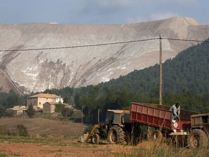 Uma montanha artificial de sais da Iberpotash em Bages (Barcelona).