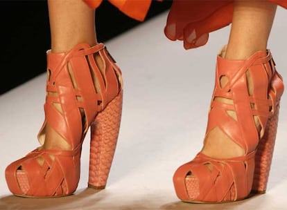 Los zapatos con plataforma han sido los verdaderos protagonistas de esta Semana de la Moda en la capital francesa. Estos han sido diseñados por John Galliano para Dior, pero otros diseñadores también han optado por ellos.