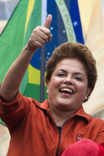 La candidata Dilma Rousseff, tras votar en Porto Alegre.