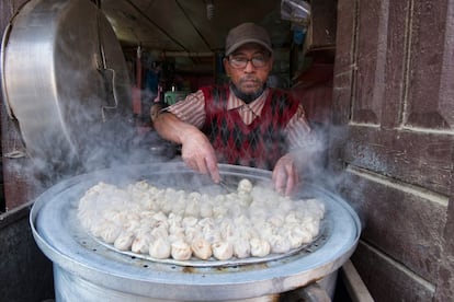 Estas pequeñas empanadillas rellenas de carne o verdura son el plato nacional (no oficial) de Nepal. Se pueden saborear en alguno de los grandiosos restaurantes tradicionales nepalíes de Katmandú, compartiendo mesa con unos monjes en una discreta cocina tibetana o en un refugio de montaña con vistas al Annapurna.