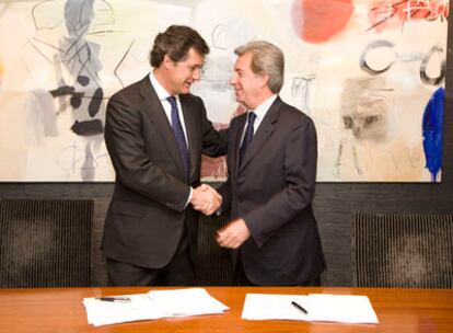 El presidente de Acciona, José Manuel Entrecanales, y el consejero delegado de Enel, Fulvio Conti, tras la firma del acuerdo