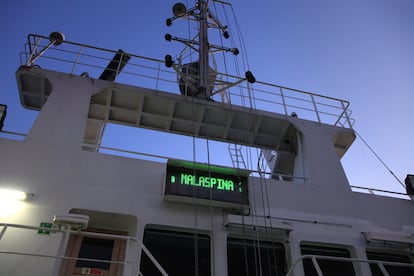 En el sobrepuente del  buque 'Sarmiento de Gamboa' un cartel luminoso  informa acerca de la campaña que ahora inicia: Malaspina.