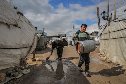 Refugiados sirios en el campamento de Marj, en Líbano, el pasado febrero tras fuertes lluvias. 
